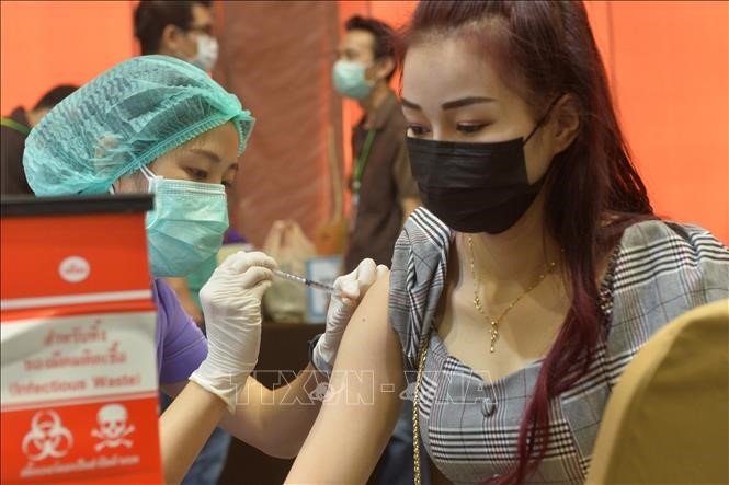 Người dân được tiêm vaccine ngừa COVID-19 tại Bangkok, Thái Lan. Ảnh: THX/TTXVN