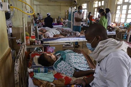 Bệnh nhân nhiễm COVID-19 được điều trị tại bệnh viện ở Jabalpur, Ấn Độ. Ảnh: AFP/TTXVN