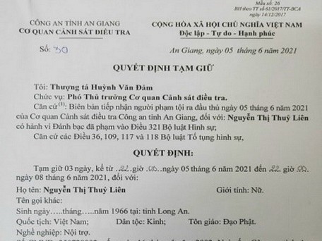 Quyết định tạm giữ hình sự đối tượng Nguyễn Thị Thủy Liên cầm đầu đường dây đánh bạc. (Ảnh: TTXVN phát)