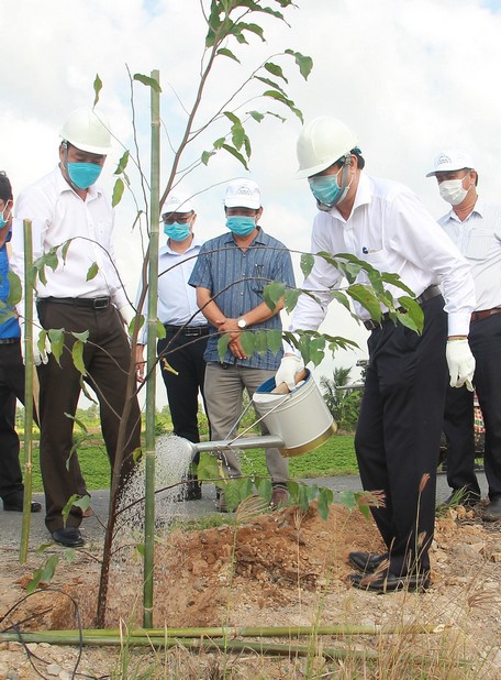 Bí thư Tỉnh ủy- Bùi Văn Nghiêm và Chủ tịch UBND tỉnh-  Lữ Quang Ngời trồng cây xanh sau lễ phát động.
