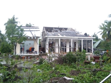 Nhiều nhà ở xã Tân Long (Mang Thít) đã “cứng” mái nhà nhưng liên kết với tường không chắc nên cũng bị tốc mái luôn.