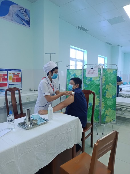 Phó Chủ tịch UBND tỉnh Nguyễn Văn Liệt tiêm mũi đầu vắc xin phòng COVID-19 vào sáng 7/6.