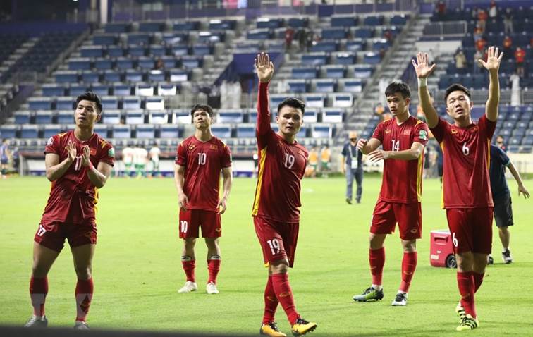 Các cầu thủ Việt Nam cảm ơn người hâm mộ sau khi kết thúc trận đấu. (Ảnh: Hoàng Linh/TTXVN)