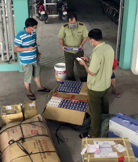 1.400 gói thuốc lá lậu, hơn 10 kiện hàng không rõ nguồn gốc được vận chuyển từ TP Hồ Chí Minh.