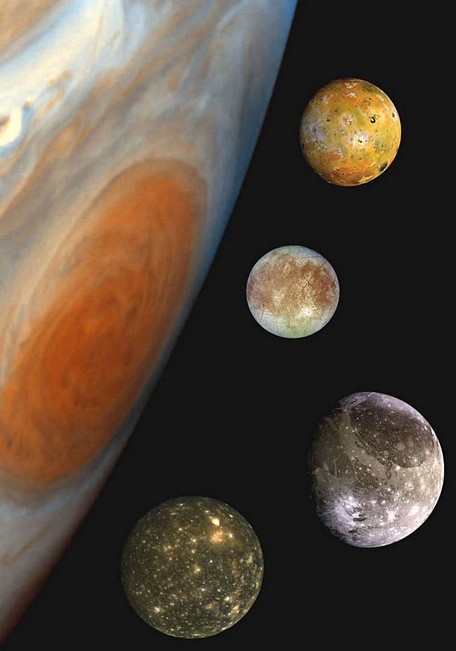  Sao Mộc và các vệ tinh của nó (từ dưới lên trên) là Io, Europa, Ganymede và Callisto. Ảnh: NASA