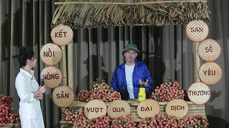  Nghệ sĩ Xuân Bắc tham gia buổi livestream bán nông sản cho nông dân. (Ảnh: Báo Thanh niên)