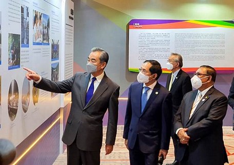 Các Bộ trưởng tham quan Triển lãm thành tựu hợp tác Mekong-Lan Thương