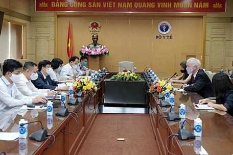 Bộ trưởng Bộ Y tế (áo đen hàng bên trái) trong cuộc họp. (Ảnh: PV/Vietnam+)