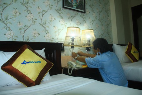 Chú Lâm Hữu Tánh tận dụng lúc vắng khách để kiểm tra, bảo trì hệ thống điện khách sạn.