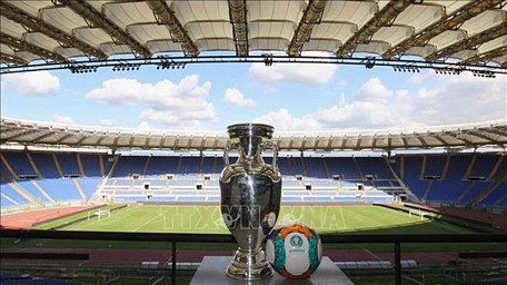 Chiếc Cúp của EURO 2020 trên sân vận động Stadio Olimpico ở Rome, Italy. Ảnh: Getty Images/TTXVN