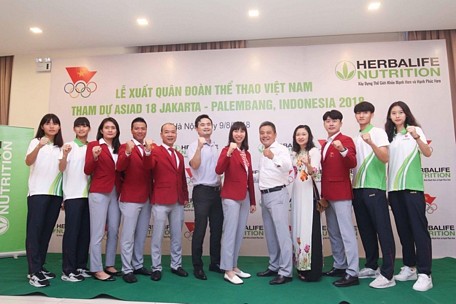 Kim Tuyền (thứ 6 từ phải sang) quyết tâm thi đấu mỗi khi tham dự giải.Ảnh: NV cung cấp