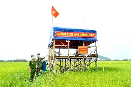 Cao Văn Hùng (đứng giữa) và các thành viên của chốt số 15 quan sát, kiểm soát tuyến biên giới