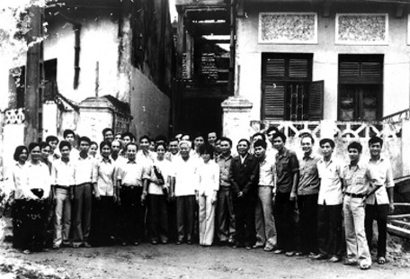 Bác Hai Phạm Hùng thăm tòa soạn Báo Công an nhân dân vào năm 1984.  Nguồn: Internet