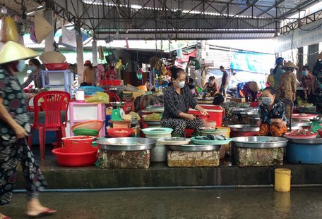 Tại nhiều chợ, người dân ý thức thực hiện các biện pháp phòng chống dịch bệnh.