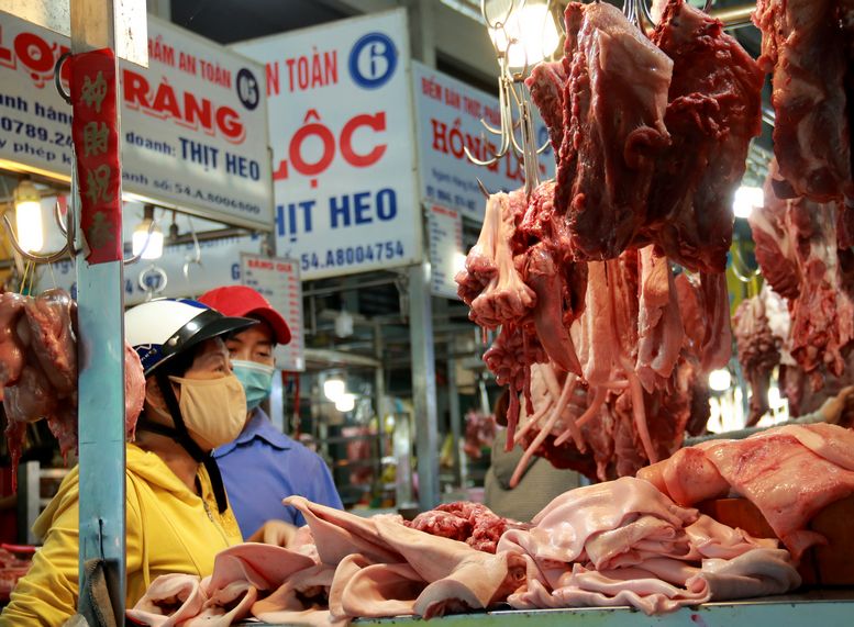 Theo một chủ sạp thịt heo thì, “giá thịt ổn định, khách mua có đông hơn ngày thường chút đỉnh”. Thịt đùi, cốt lếch: 140.000 đ/kg, sườn bẹ 180.000 đ/kg,…
