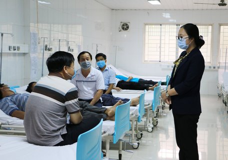 Bà Nguyễn Thị Quyên Thanh kiểm tra tiêm ngừa cho lực lượng giáo viên làm nhiệm vụ trong kỳ thi.