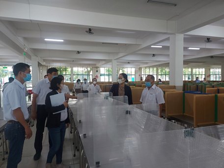 Phó Chủ tịch UBND tỉnh- Nguyễn Thị Quyên Thanh (bìa phải) kiểm tra nhà ăn có vách ngăn tại Công ty TNHH Tỷ Xuân.