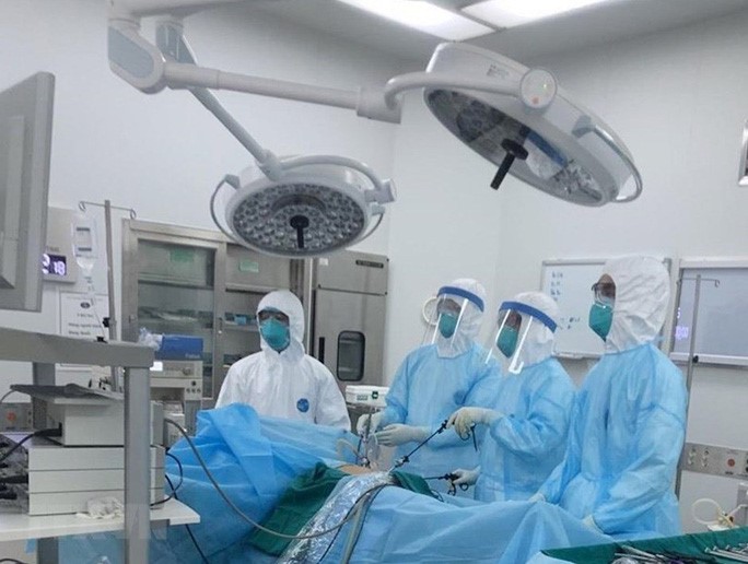 Những bác sĩ, nhân viên y tế Bệnh viện Bệnh Nhiệt đới Trung ương cơ sở 2 điều trị cho bệnh nhân Covid-19 nặng - Ảnh: TTXVN