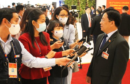 Các nhà báo tranh thủ phỏng vấn đại biểu bên lề đại hội.