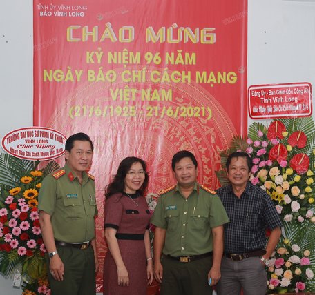 Đại tá Trần Quốc Phục– Phó Giám đốc Công an tỉnh làm trưởng đoàn đã đến thăm tặng hoa, chúc mừng tập thể Báo Vĩnh Long.