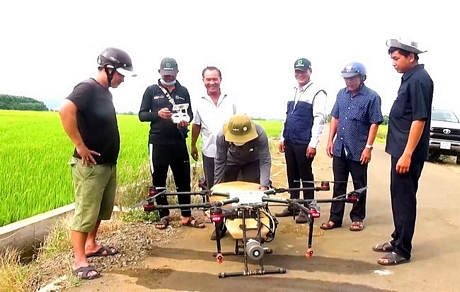 Nông dân xã An Nhứt (Long Điền, Bà Rịa - Vũng Tàu) chuẩn bị phun thuốc BVTV bằng drone. Ảnh: T.C.L