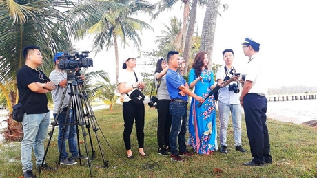 Các sự kiện, hoạt động của địa phương, của đất nước đều có “tiếng nói” của báo chí. Trong ảnh: Báo chí tác nghiệp tại đảo Phú Quốc.