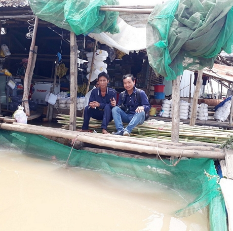 Nhà báo Trần Phước trong chuyến tác nghiệp ở An Phú (An Giang) viết về mùa nước nổi.