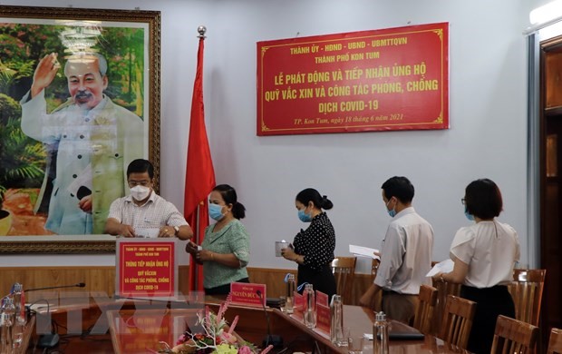 Công chức, viên chức trong thành phố Kon Tum (Kon Tum) ủng hộ Quỹ vaccine phòng COVID-19. (Ảnh: Cao Nguyên/TTXVN)