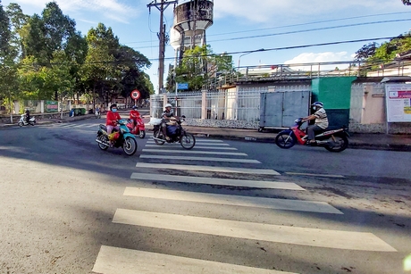 Xe rẽ trái từ đường Hưng Đạo Vương ra Tô Thị Huỳnh ôm cua lề trái, gây xung đột với phương tiện lưu thông đúng chiều.