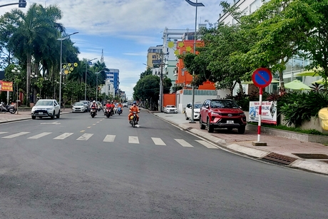 Chưa đến giao lộ, phương tiện xe 2 bánh đã đột ngột ép sang làn ngược chiều và rẽ trái (đường Trưng Nữ Vương- Tô Thị Huỳnh).