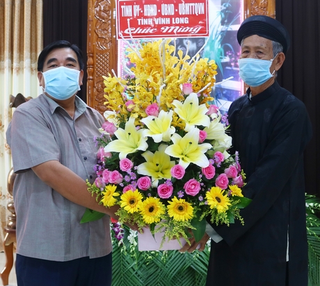 Phó Chủ tịch UBMTTQ Việt Nam tỉnh Trần Thanh Lâm tặng hoa chúc mừng Ban Đại diện Phật giáo Hòa Hảo tỉnh Vĩnh Long.