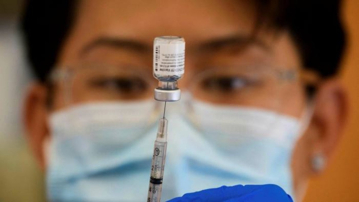 Việc phát triển một loại vaccine có khả năng chống lại tất cả các biến thể đã trở thành mục tiêu quan trọng của một số nhà khoa học. (Ảnh minh họa: Getty Images)