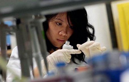 Một nhân viên phòng thí nghiệm tách DNA từ các mẫu để phục vụ thử nghiệm vaccine phòng HIV tại Phòng Thí nghiệm Phát triển và thiết kế vaccine AIDS ở New York City năm 2008. Ảnh:Getty Images