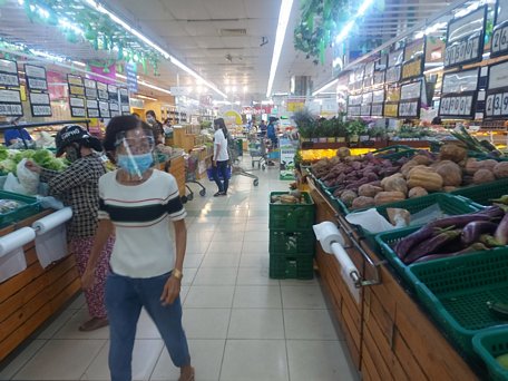 Người dân mua sắm hàng hóa thiết yếu trong siêu thị cũng nghiêm túc thực hiện biện pháp phòng chống dịch COVID-19.