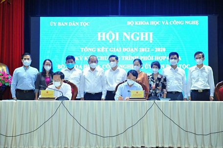Lễ ký kết giữa Bộ KH&CN và Ủy ban Dân tộc. Ảnh: VGP/Lê Sơn.