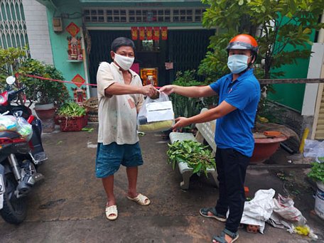   Hàng hóa được tình nguyện viên của chonghiatinh.vn mang đến tận nhà cho người dân TP HCM đang ở trong khu vực bị phong tỏa