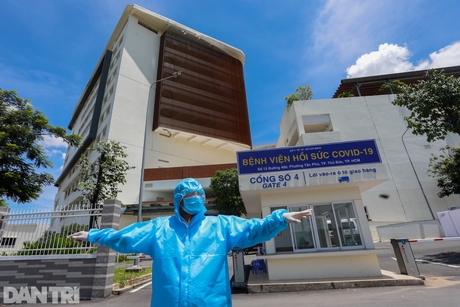 Từ Khoa hồi sức ở Bệnh viện Chợ Rẫy đến Đà Nẵng, rồi Bắc Giang, bác sĩ CKII Trần Thanh Linh cùng đồng nghiệp luôn có mặt ở những điểm nóng nhất của dịch Covid-19 (Ảnh: Hữu Khoa).