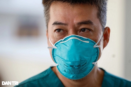 Bác sĩ Trần Thanh Linh, Phó khoa Hồi sức cấp cứu của Bệnh viện Chợ Rẫy có mặt ở những điểm nóng nhất của dịch Covid-19 từ đầu năm 2020 đến nay (Ảnh: Hữu Khoa).