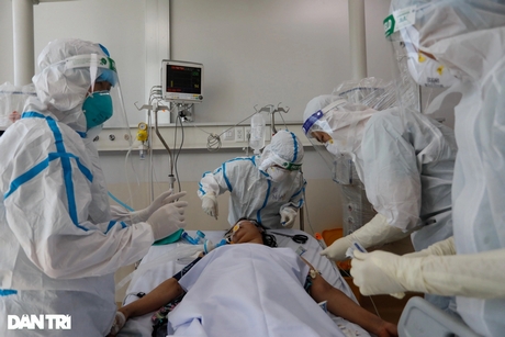Căng thẳng bên trong Trung tâm hồi sức cấp cứu Covid-19 lớn nhất Việt Nam