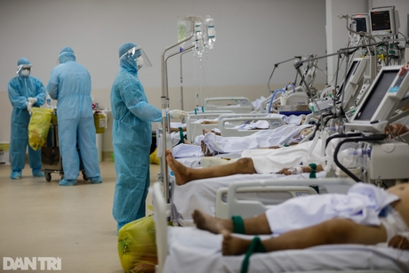 Các y bác sĩ điều trị cho bệnh nhân nặng tại bệnh viện hồi sức Covid-19 ở TP Thủ Đức (Ảnh: Hữu Khoa).