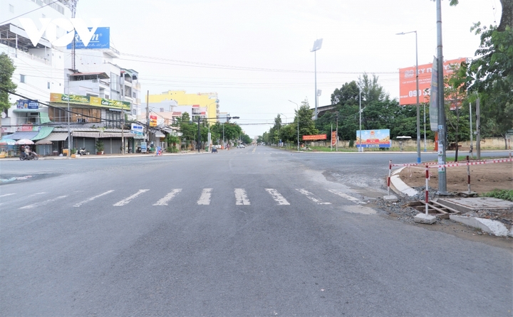 Đến sáng hôm nay, nhiều tuyến đường quận Trung tâm thành phố Cần Thơ vắng vẻ, duy trì thực hiện nghiêm Chỉ thị 16.