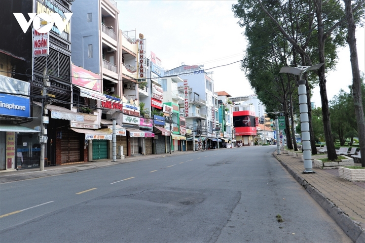 Một góc đường Hai Bà Trưng, phường Tân An, quận Ninh Kiều, thành phố Cần Thơ thưa vắng người qua lại.