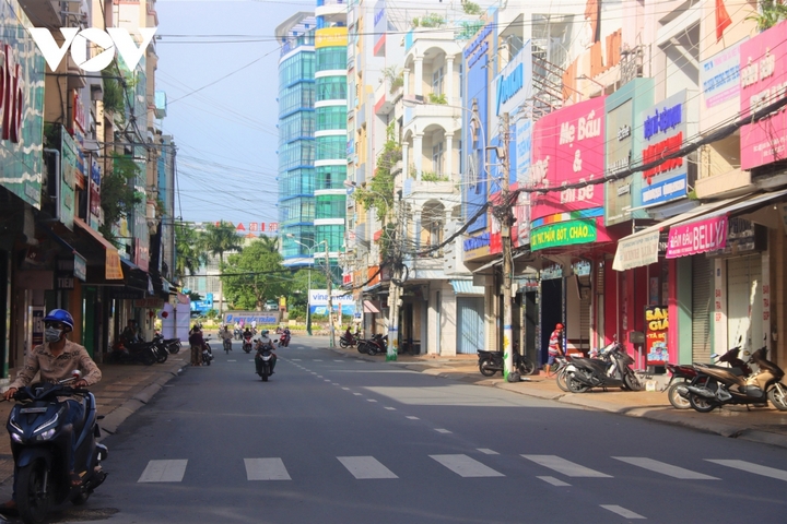 Tại tỉnh Sóc Trăng, đường Hai Bà Trưng, tuyến đường có lượng xe lưu thông đông nhất, đến sáng nay rất thông thoáng, các cửa hàng đóng cửa để phòng chống dịch.