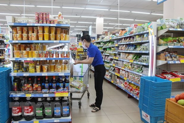 Lượng hàng hóa thiết yếu tại siêu thị Co.opmart đảm bảo phục vụ đầy đủ nhu cầu người dân. (Ảnh: Hồng Thái/TTXVN)