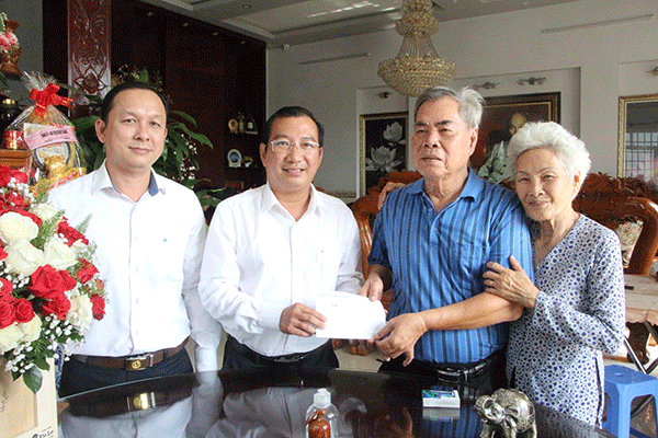 Lãnh đạo quận Cái Răng tặng quà gia đình chính sách dịp Tết Nguyên đán Tân Sửu 2021.