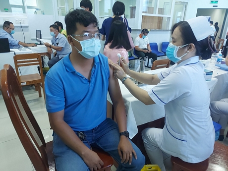 Chủ tịch UBND tỉnh chỉ đạo ngành y tế tổ chức triển khai tiêm vắc xin phòng COVID-19 bảo đảm kịp thời, an toàn và hiệu quả.