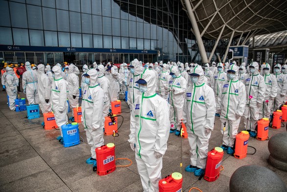 Các nhân viên làm nhiệm vụ khử trùng ga tàu và các địa điểm công cộng tại Vũ Hán sau khi dịch được khống chế năm 2020 - Ảnh: REUTERS
