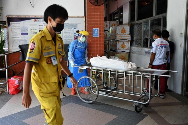 Các nhân viên tại bệnh viện chuyển thi thể một bệnh nhân Covid-19 tới nhà xác ở Bệnh viện Thammasat ở tỉnh Pathum Thani, phía bắc Bangkok (Ảnh: AFP).