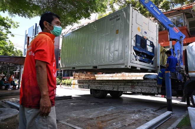 Container được đặt bên ngoài nhà xác ở Bệnh viện Thammasat để ứng phó tình huống số ca tử vong vì Covid-19 tăng lên (Ảnh: AFP).