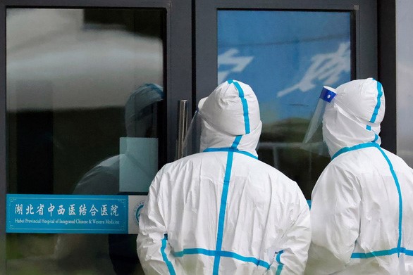 Các nhà điều tra quốc tế đến Vũ Hán, Trung Quốc, điều tra nguồn gốc dịch COVID-19 vào tháng 1/2021 - Ảnh: Reuters